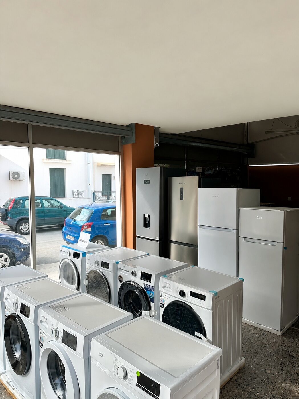Ηλεκτρικά Κατσίκας — μέσα στο κατάστημα